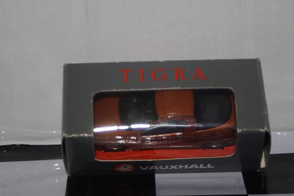 Gama opel omega / vauxhall carlton grey 1130 in 1:43 scale