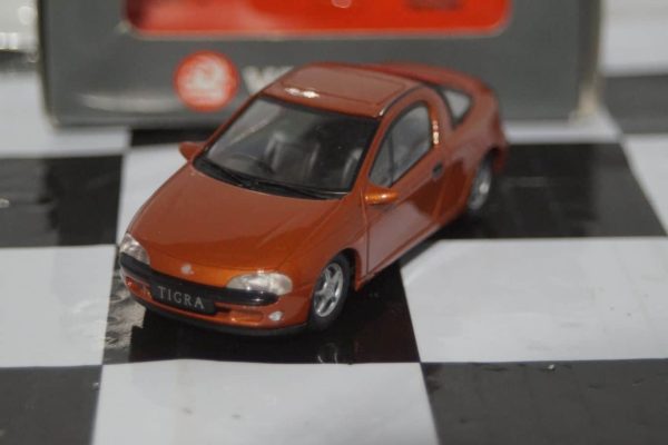 Gama opel omega / vauxhall carlton grey 1130 in 1:43 scale