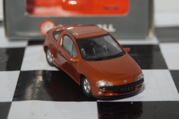 Gama opel omega / vauxhall carlton grey 1130 in 1:43 scale
