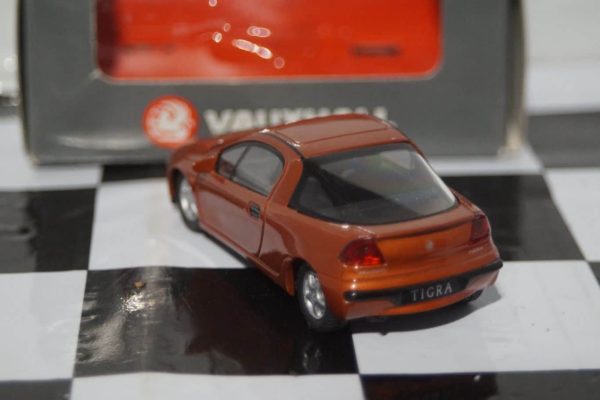 Gama opel omega / vauxhall carlton grey 1130 in 1:43 scale