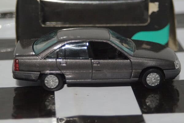 Gama opel omega / vauxhall carlton grey 1130 in 1:43 scale