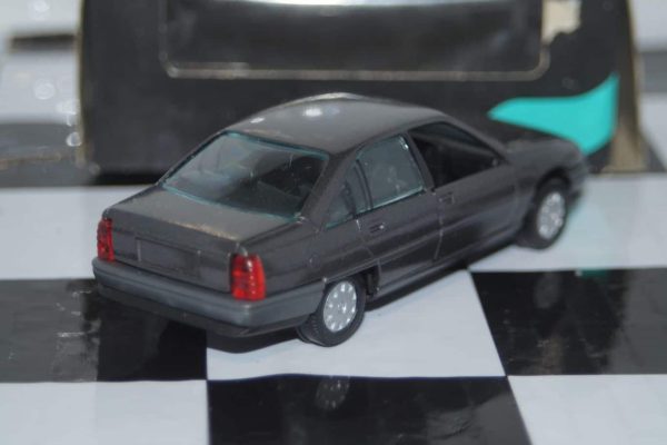 Gama opel omega / vauxhall carlton grey 1130 in 1:43 scale