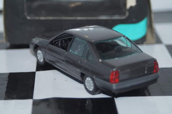 Gama opel omega / vauxhall carlton grey 1130 in 1:43 scale