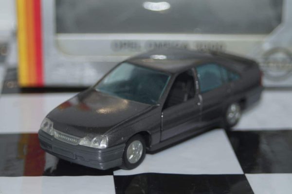Gama opel omega / vauxhall carlton grey 1130 in 1:43 scale