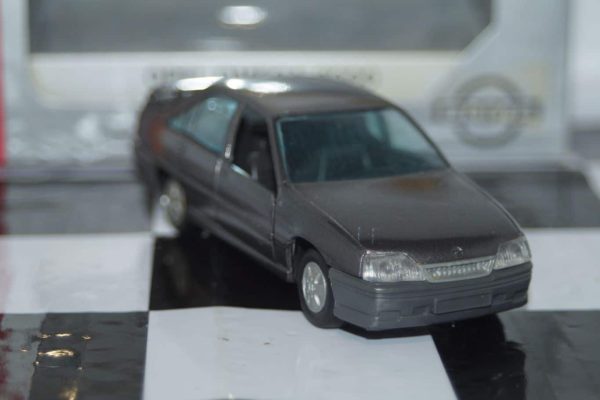 Gama opel omega / vauxhall carlton grey 1130 in 1:43 scale