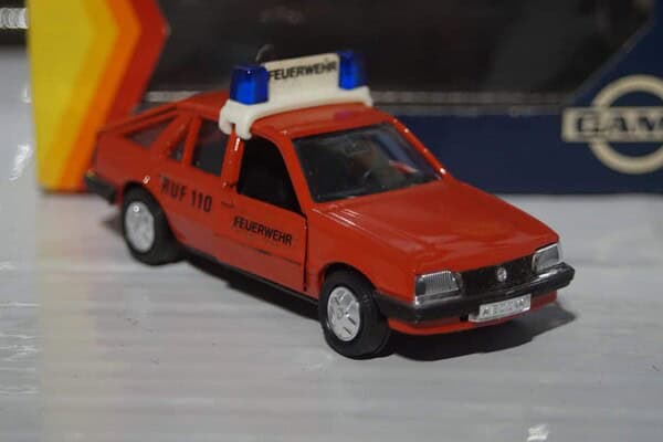 Gama opel ascona vauxhall cavalier feuerwehr 1141 in 1:43 scale