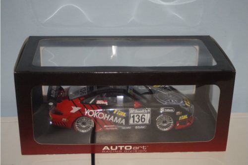 Autoart Porsche  911 (996) GT3 RSR NURBURGRING 2005 YOKOHAMA #136 1:18 80571