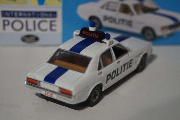 Vanguards ford anglia green va1001 1:43 scale