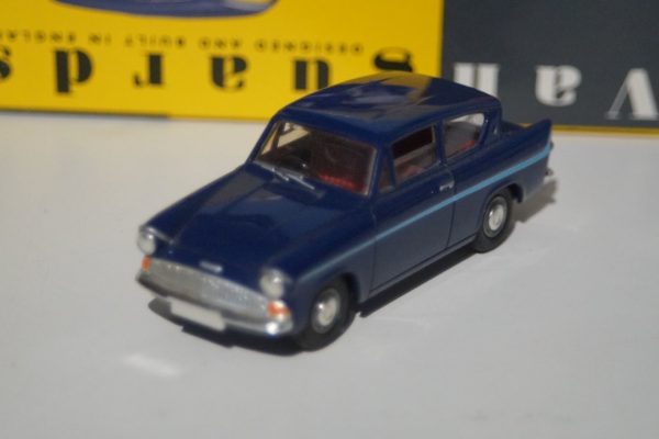 Vanguards ford anglia green va1001 1:43 scale