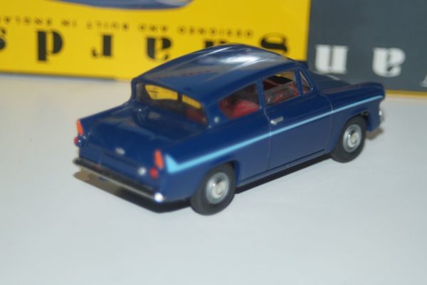 Vanguards ford anglia green va1001 1:43 scale
