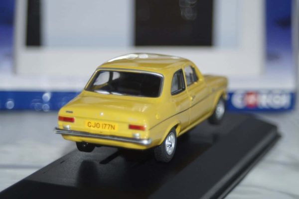 Vanguards ford escort mk1 rs2000 va09527 1:43 scale yellow