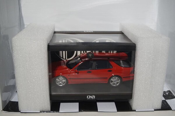 Dna collectibles saab 9-5 sportcombi aero red 1:18 dna000073 resin