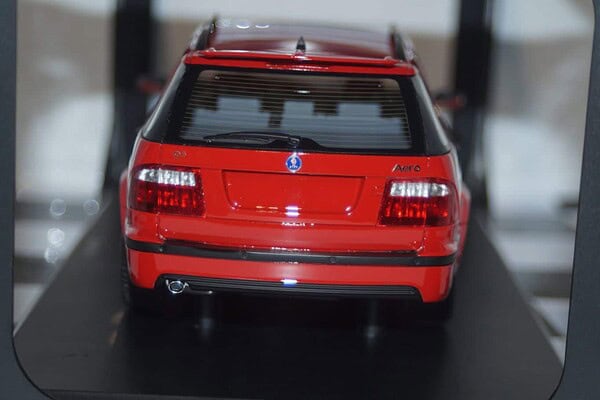 Dna collectibles saab 9-5 sportcombi aero red 1:18 dna000073 resin