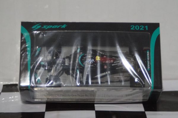 Spark mercedes-amg f1 w12 e-performance bahrain gp 2021 1:43 resin s7661