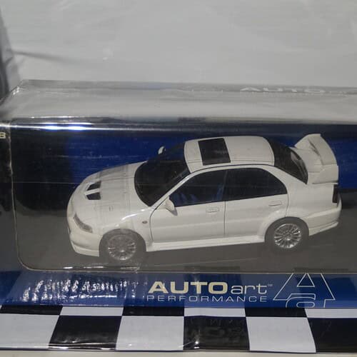 MitsubishiLancerEVOVIStreetRHDWhite:DiecastAutoart