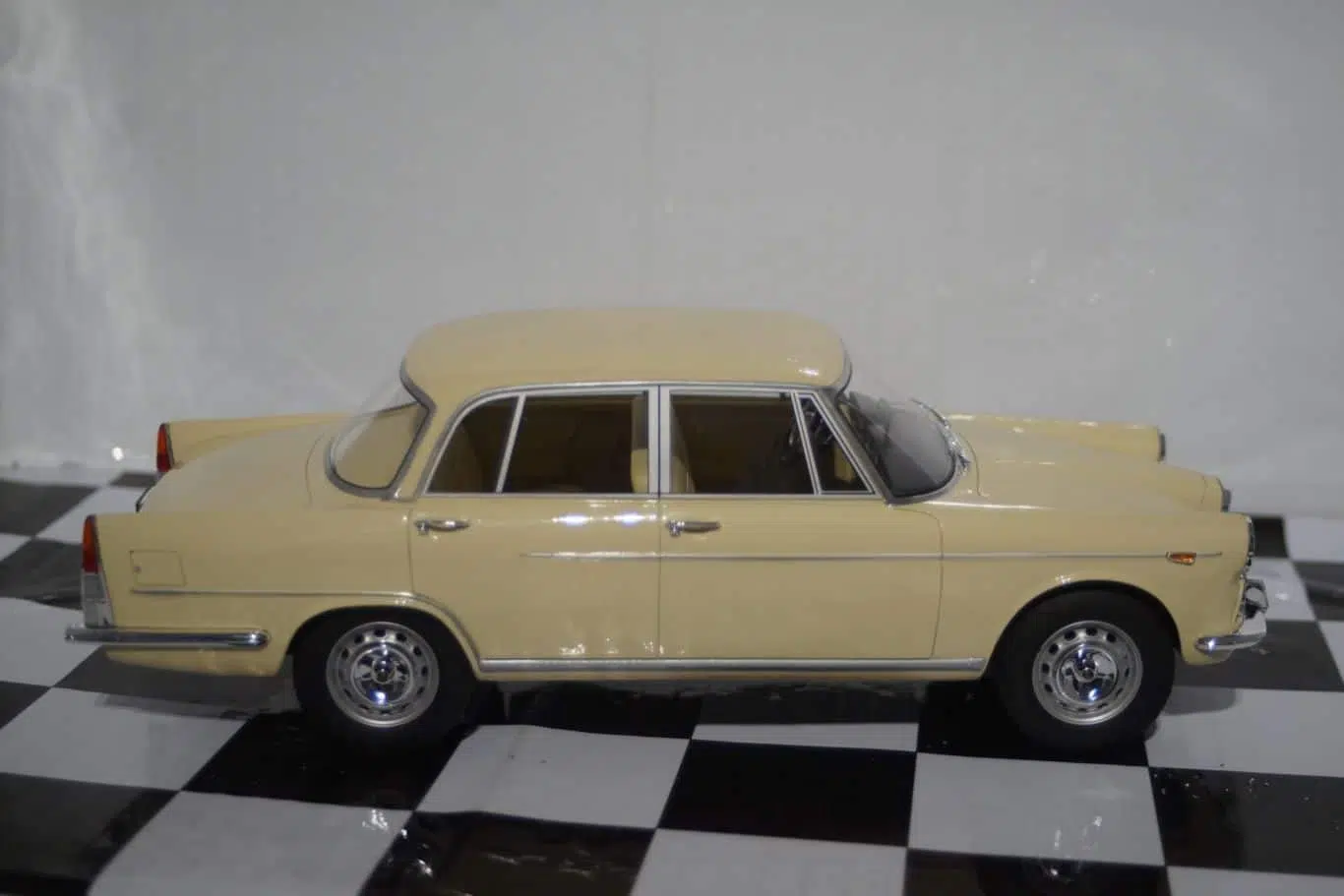 BoS 1/18 アルファ・ロメオ 2000 beige BOS159 Amazon | BoS 1/18 アルファ・ロメオ Alfa Romeo 2000 beige
