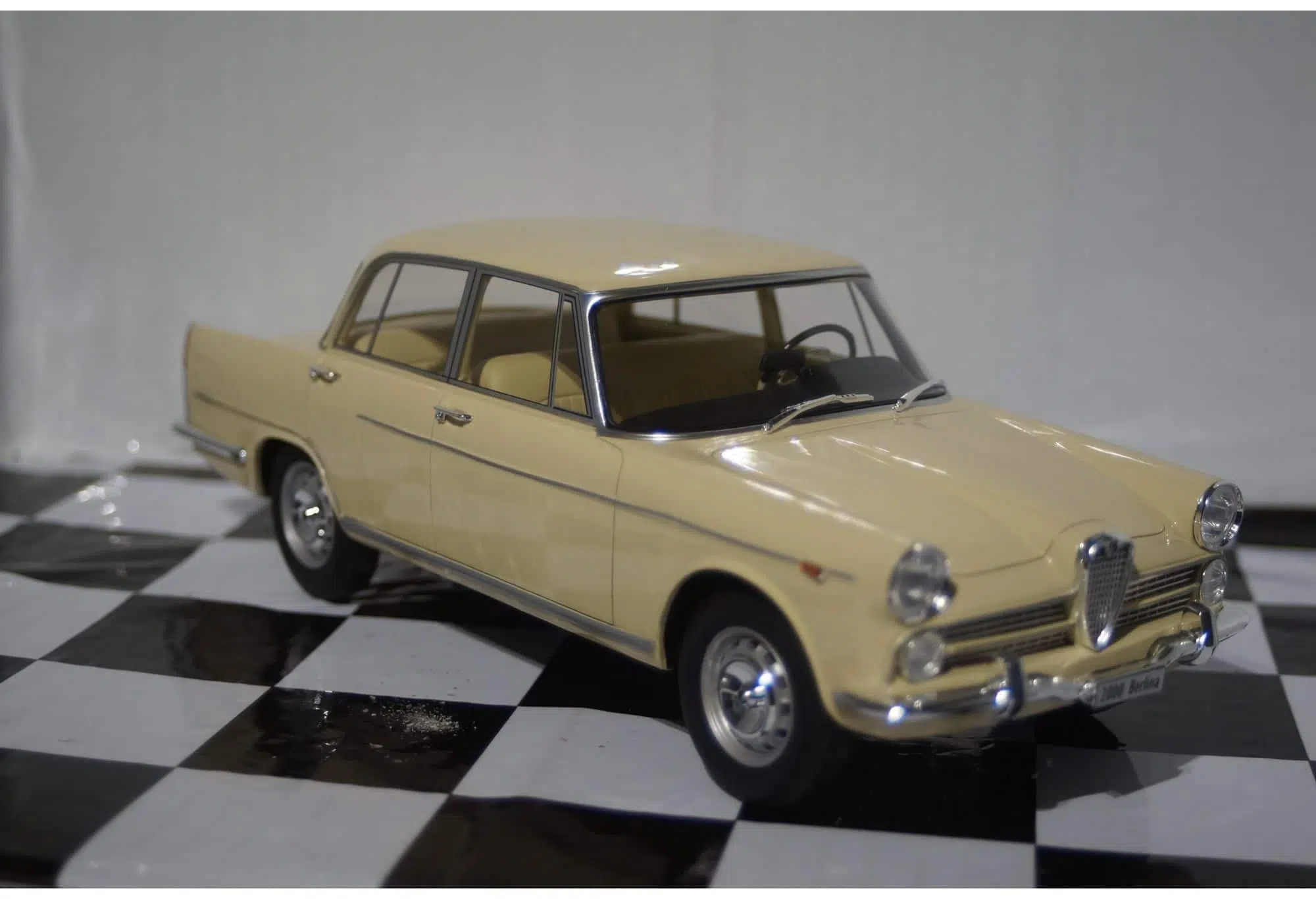 BoS 1/18 アルファ・ロメオ 2000 beige BOS159 Amazon | BoS 1/18 アルファ・ロメオ Alfa Romeo 2000 beige