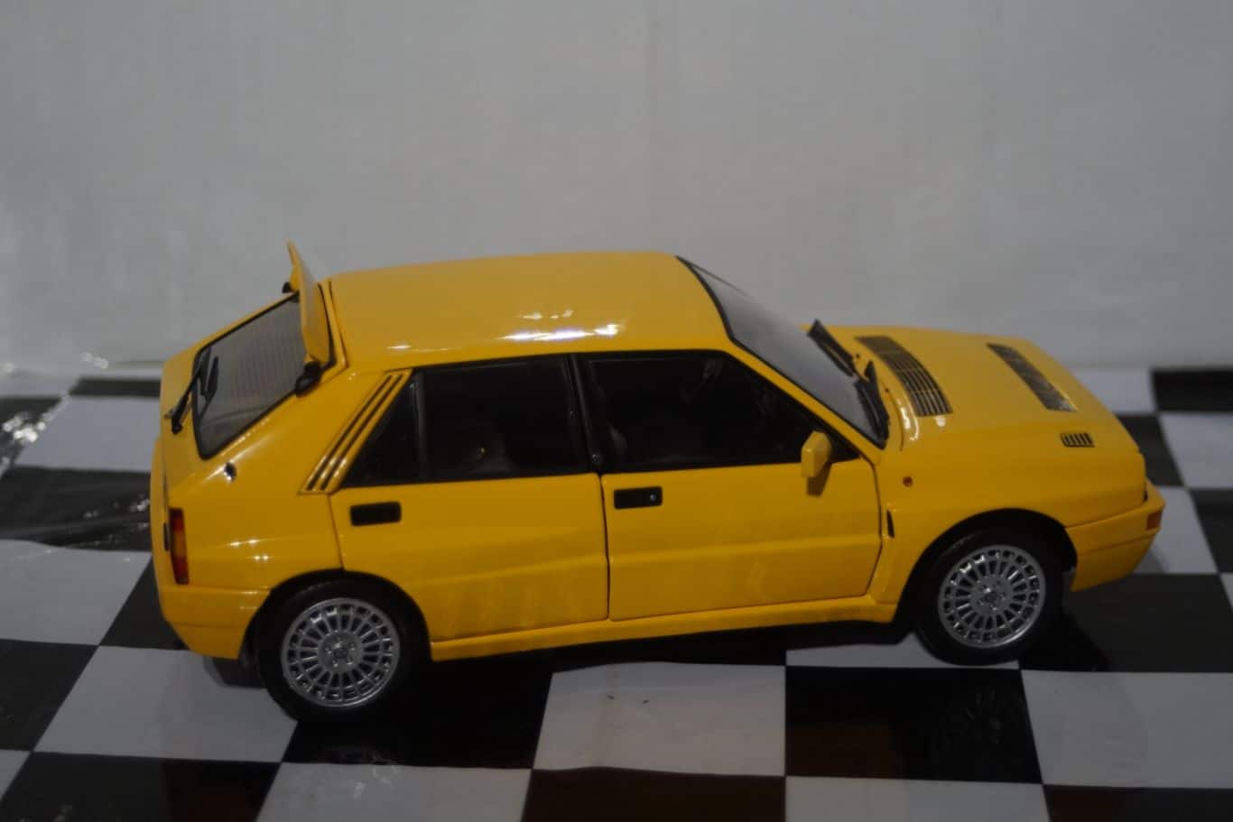 Kyosho LANCIA DELTA HF INTEGRALE Yellow 08343Y 1:18