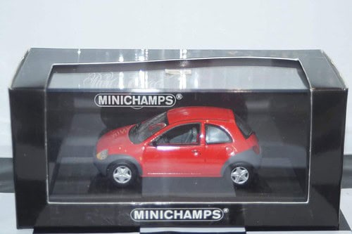 Minichamps Ford Mondeo Hatchback Red LHD MIN 082070 1:43