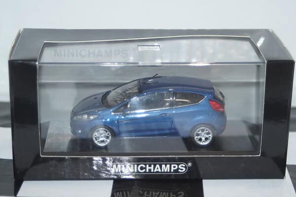 Minichamps ford mondeo hatchback red lhd min 082070 1:43