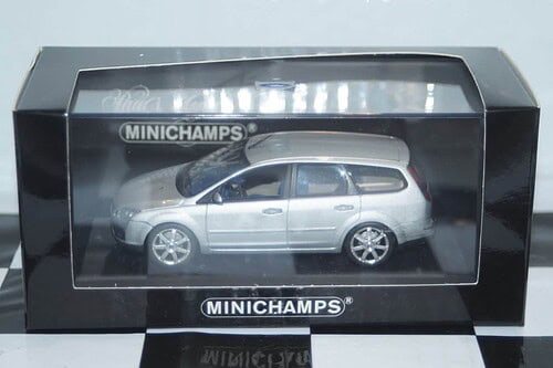 Minichamps Ford Mondeo Hatchback Red LHD MIN 082070 1:43