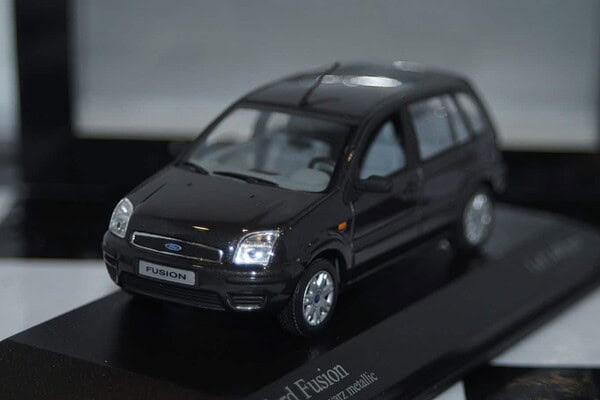 Minichamps ford mondeo hatchback red lhd min 082070 1:43