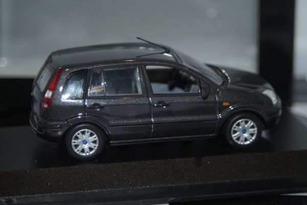 Minichamps ford mondeo hatchback red lhd min 082070 1:43