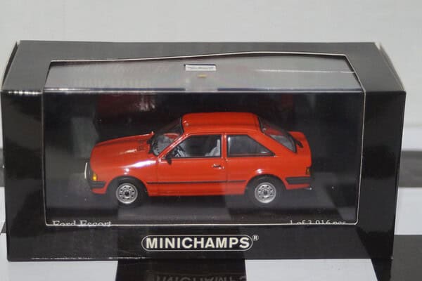 Minichamps ford focus 3 door hatchback maroon minfocu11 1:43 diecast