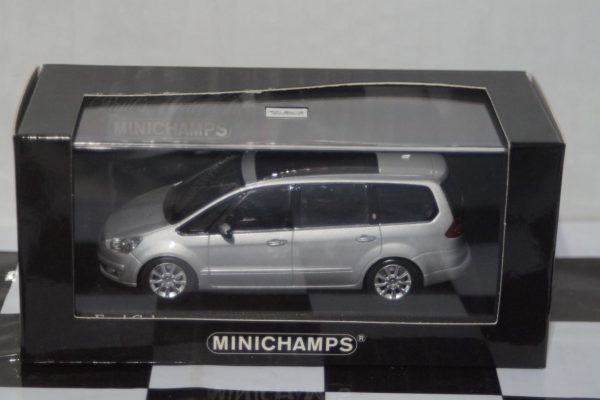 Minichamps ford mondeo 5 door estate red lhd 1:43 diecast