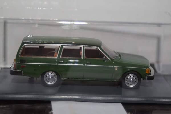 NEO Models Volvo 145 Usa Estate Green NEO43093 1:43 scale