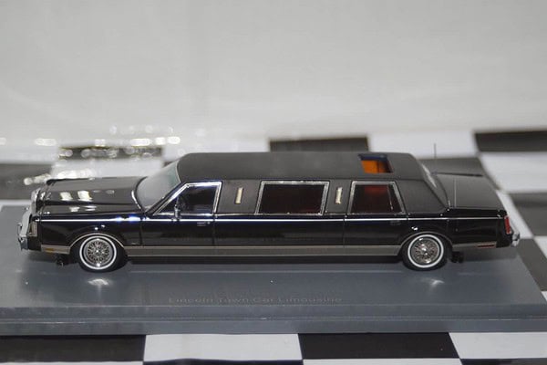 NEO Models Lincoln Town Car Limousine NEO45335 Black 1:43