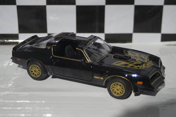 Greenlight Pontiac Trans am 1977 Smokey and the Bandit 1:24 Diecast 84013