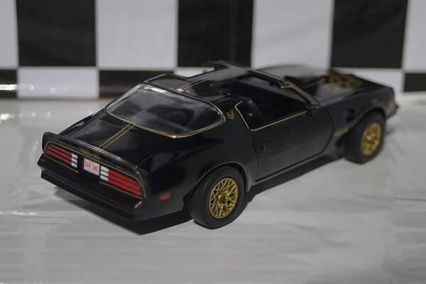 Greenlight Pontiac Trans am 1977 Smokey and the Bandit 1:24 Diecast 84013