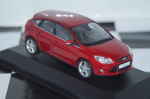 Minichamps Ford Focus 5 Door Hatch Fire red Dealer Edition 1:43