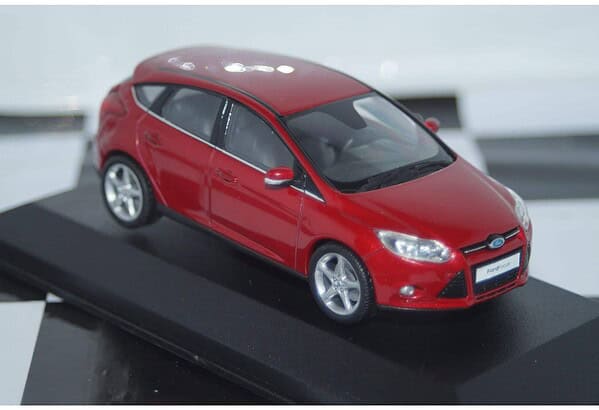 Minichamps Ford Focus 5 Door Hatch Fire red Dealer Edition 1:43
