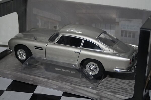 Solido aston martin db5 silver birch 1:18 diecast s1807101