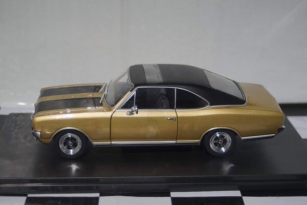 Whitebox opel commodore a gs/e coupe 1:24 wb124105-o