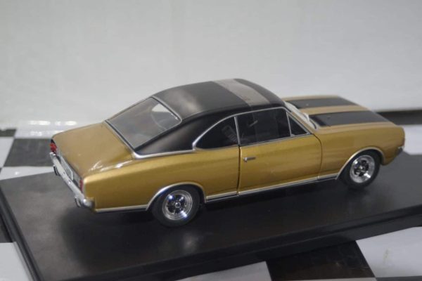 Whitebox opel commodore a gs/e coupe 1:24 wb124105-o