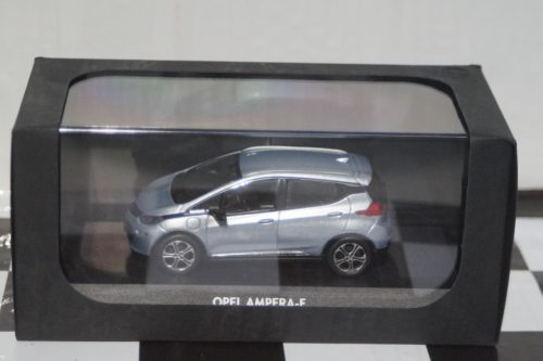 I scale opel ampera-e 2018 light blue 1:43 oc11015