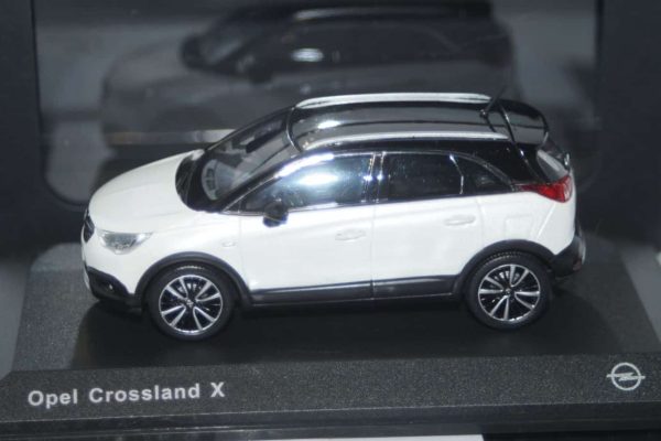 I scale opel crossland x white1:43 oc11017