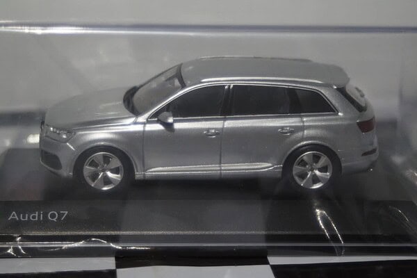 Spark audi a1 2018 white/black dealer 1:43 resin audi5011801031