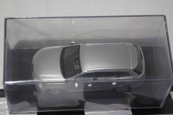 Spark audi a1 2018 white/black dealer 1:43 resin audi5011801031