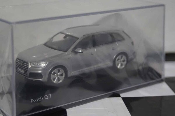 Spark audi a1 2018 white/black dealer 1:43 resin audi5011801031