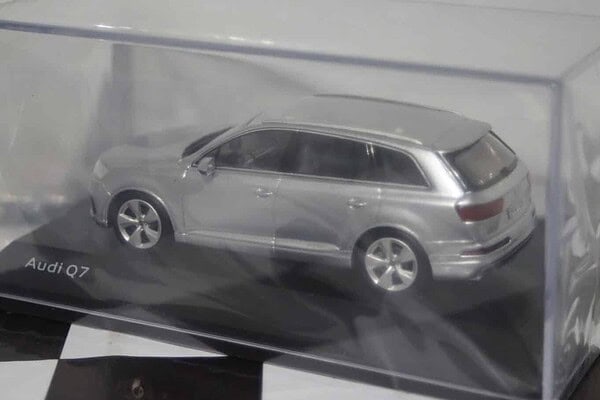 Spark audi a1 2018 white/black dealer 1:43 resin audi5011801031
