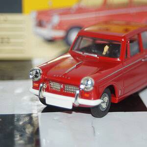 Vanguards triumph herald red va5000 1/43 scale