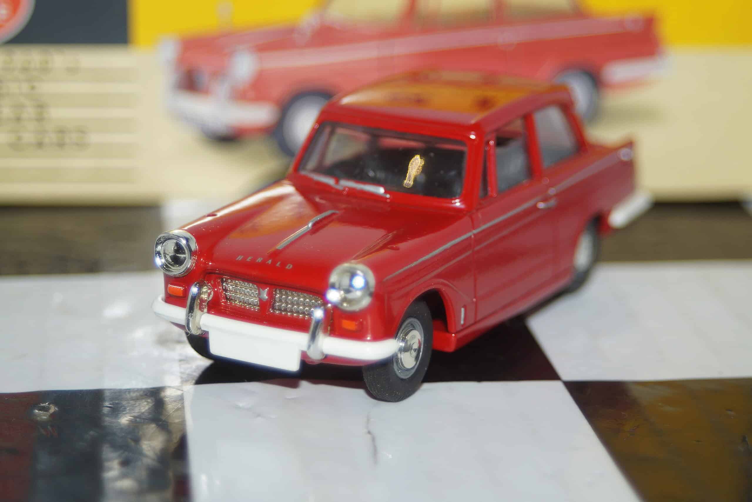 Vanguards triumph herald red va5000 1/43 scale