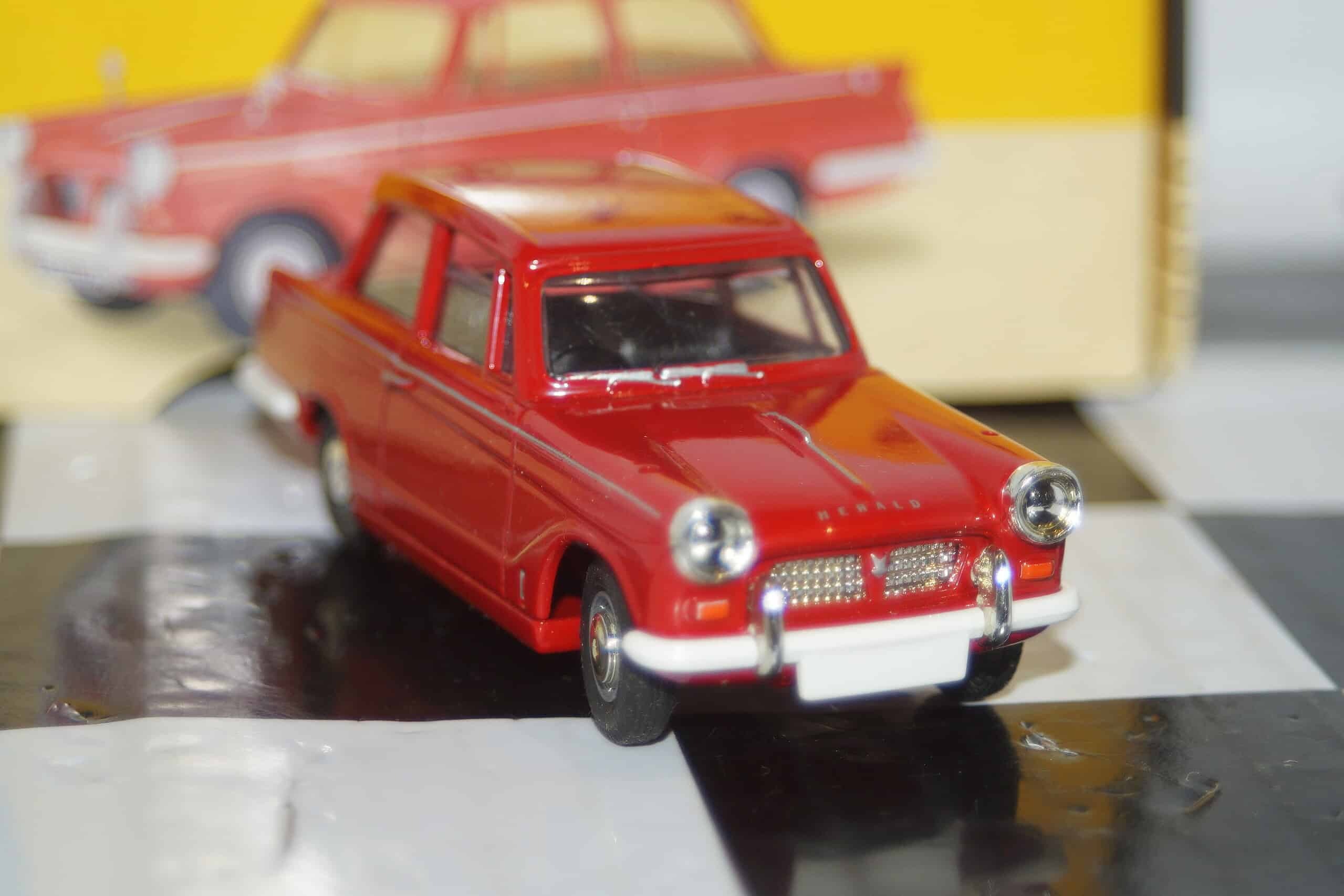 Vanguards triumph herald red va5000 1/43 scale