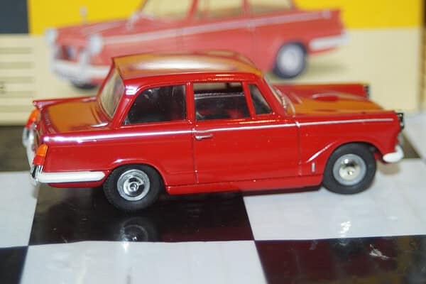 Vanguards triumph herald red va5000 1/43 scale