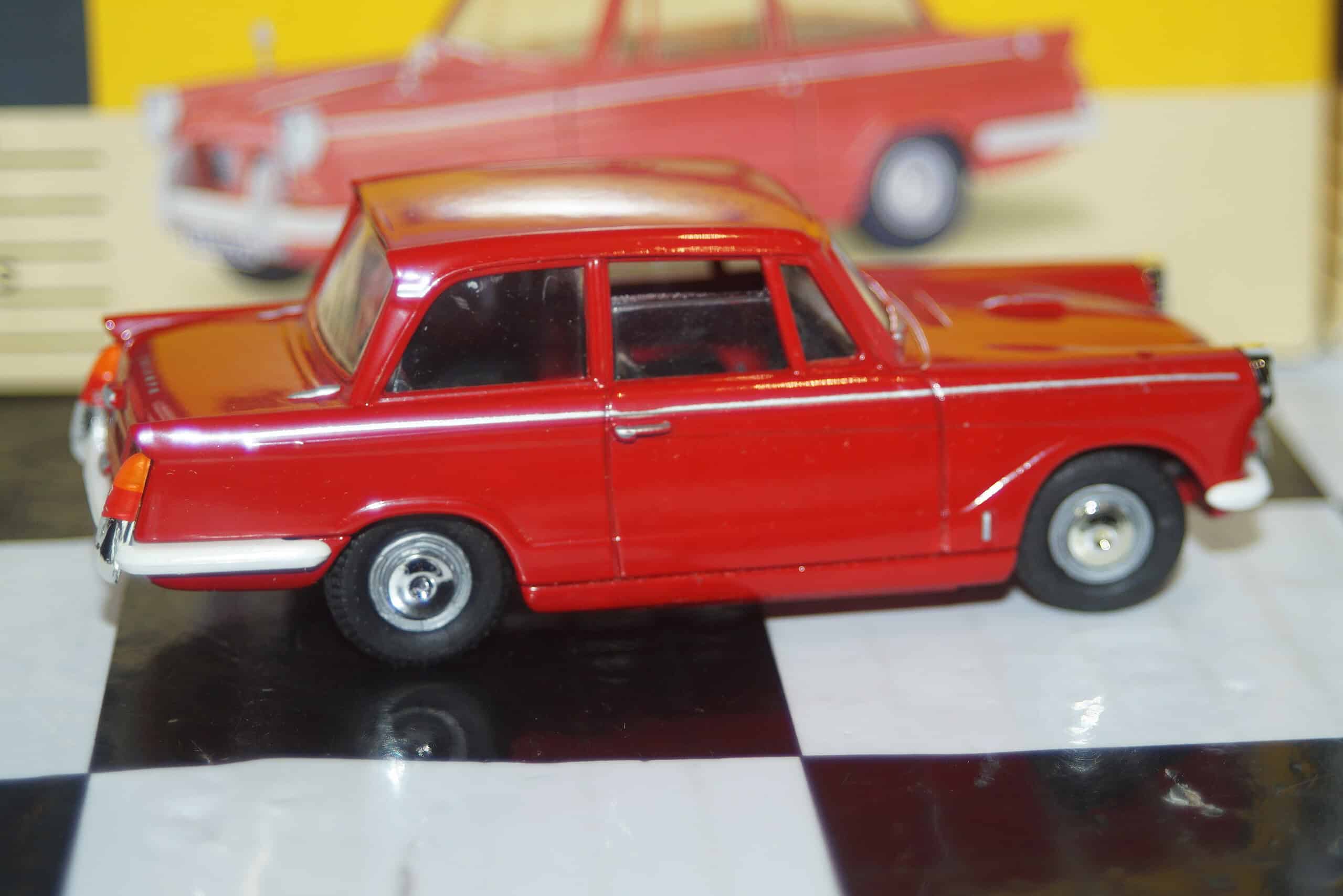 Vanguards triumph herald red va5000 1/43 scale