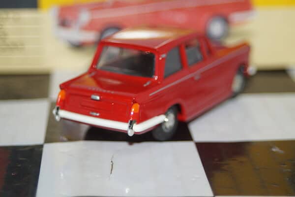 Vanguards triumph herald red va5000 1/43 scale